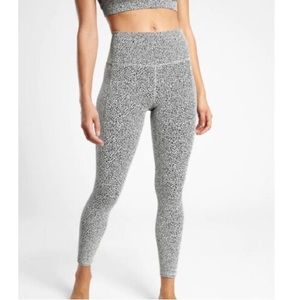 ATHLETA Salutation Stash Pocket II 7/8 Textured Tight size xs 23” like new